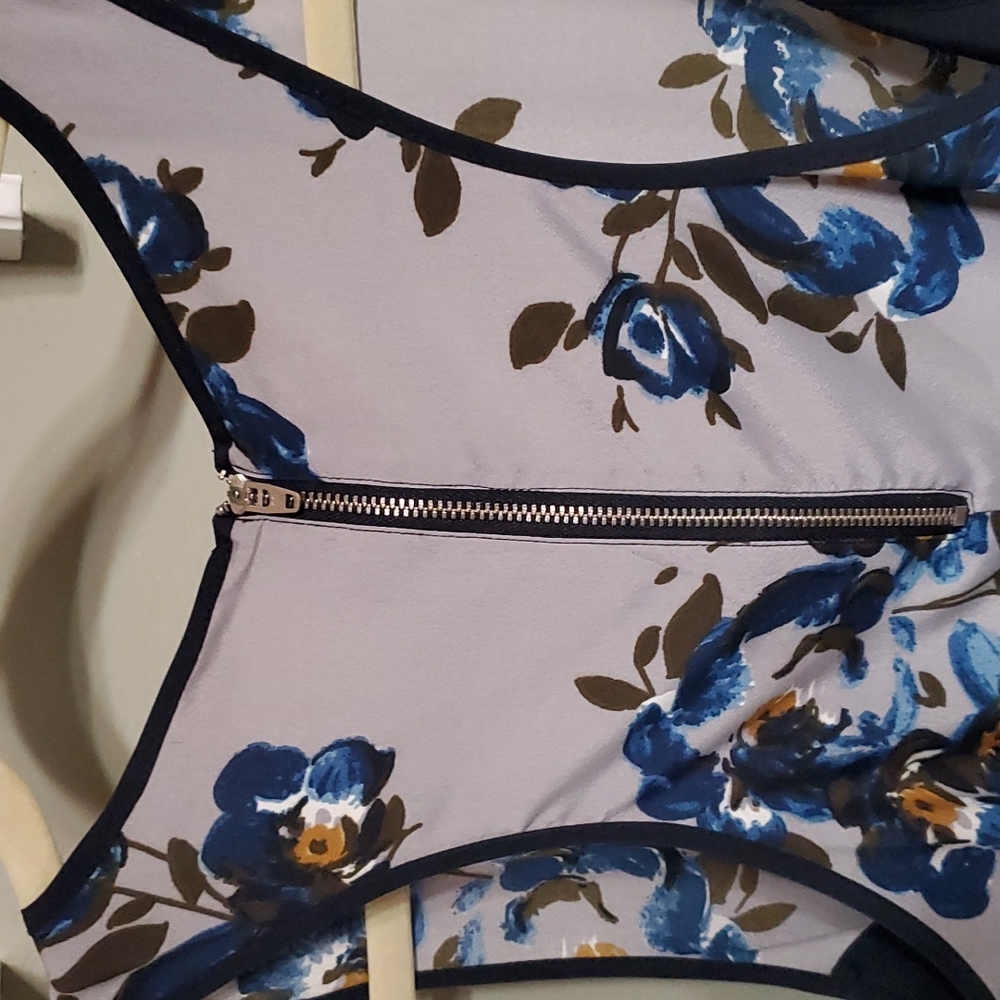 Ladies top - Picture 3 of 6